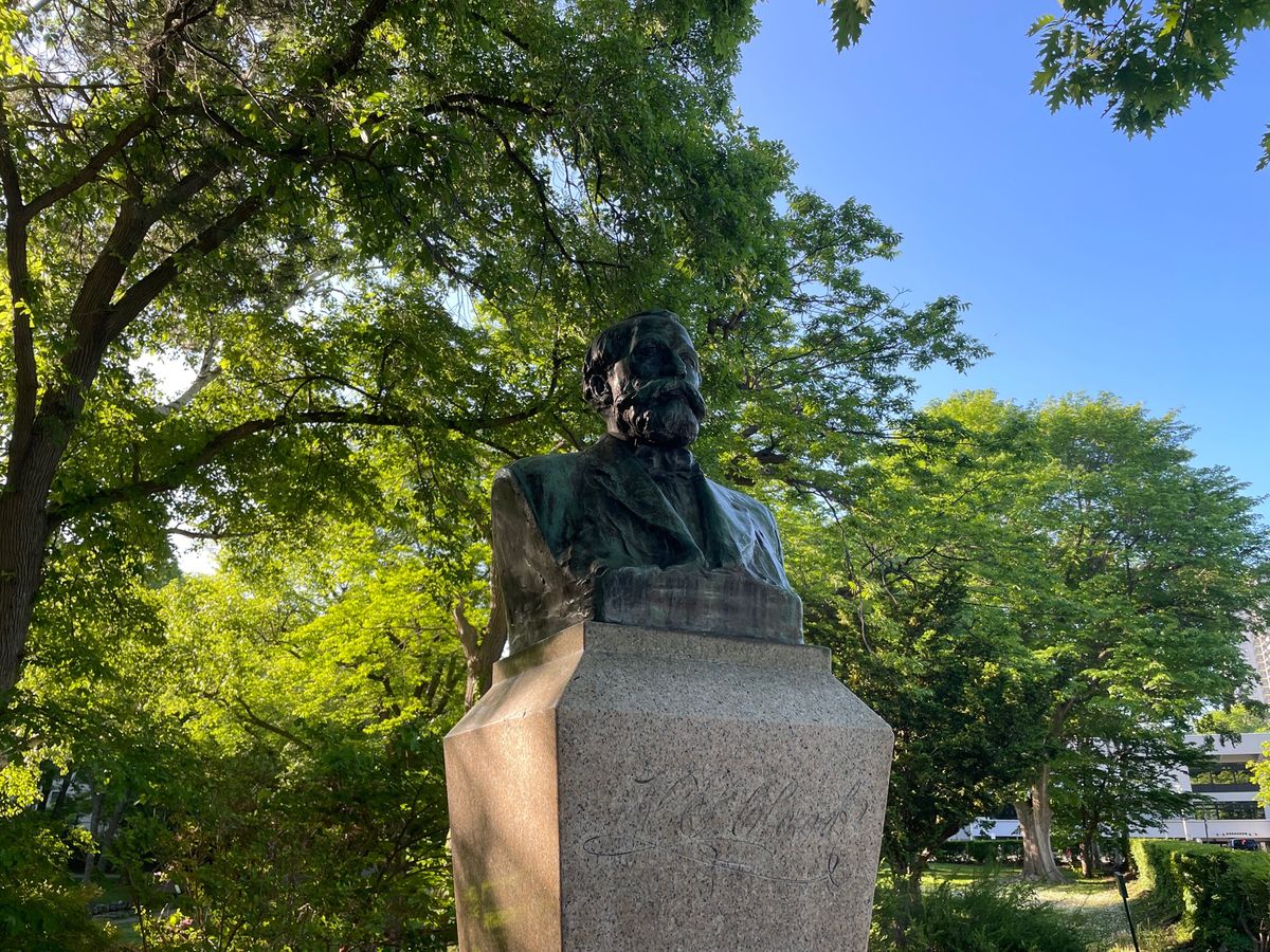 早起きして朝食前に北大キャンパスを散歩。新緑が美しいキャンパスでした。