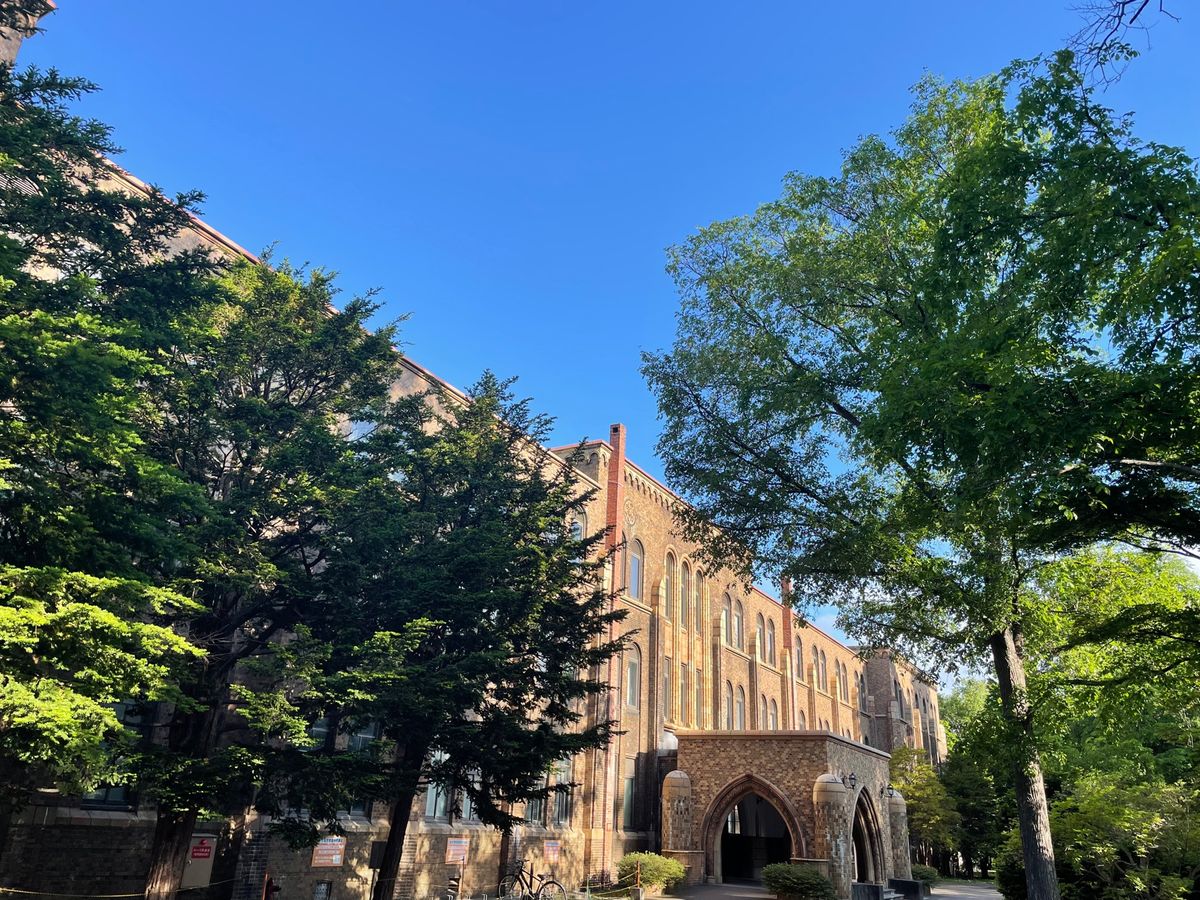 早起きして朝食前に北大キャンパスを散歩。新緑が美しいキャンパスでした。