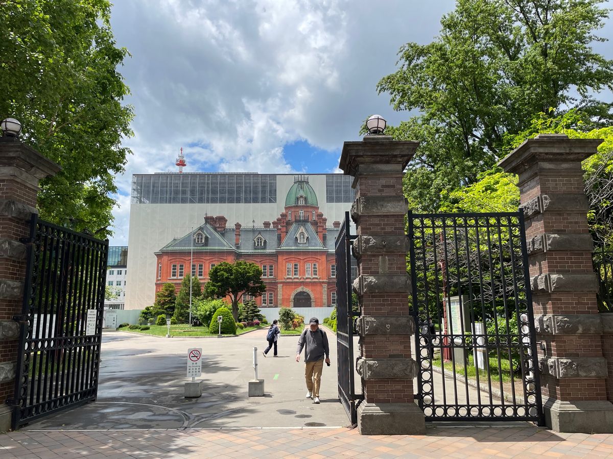 赤煉瓦の旧北海道庁舎は残念ながら改修工事中。まぁこれはこれで貴重なところを...