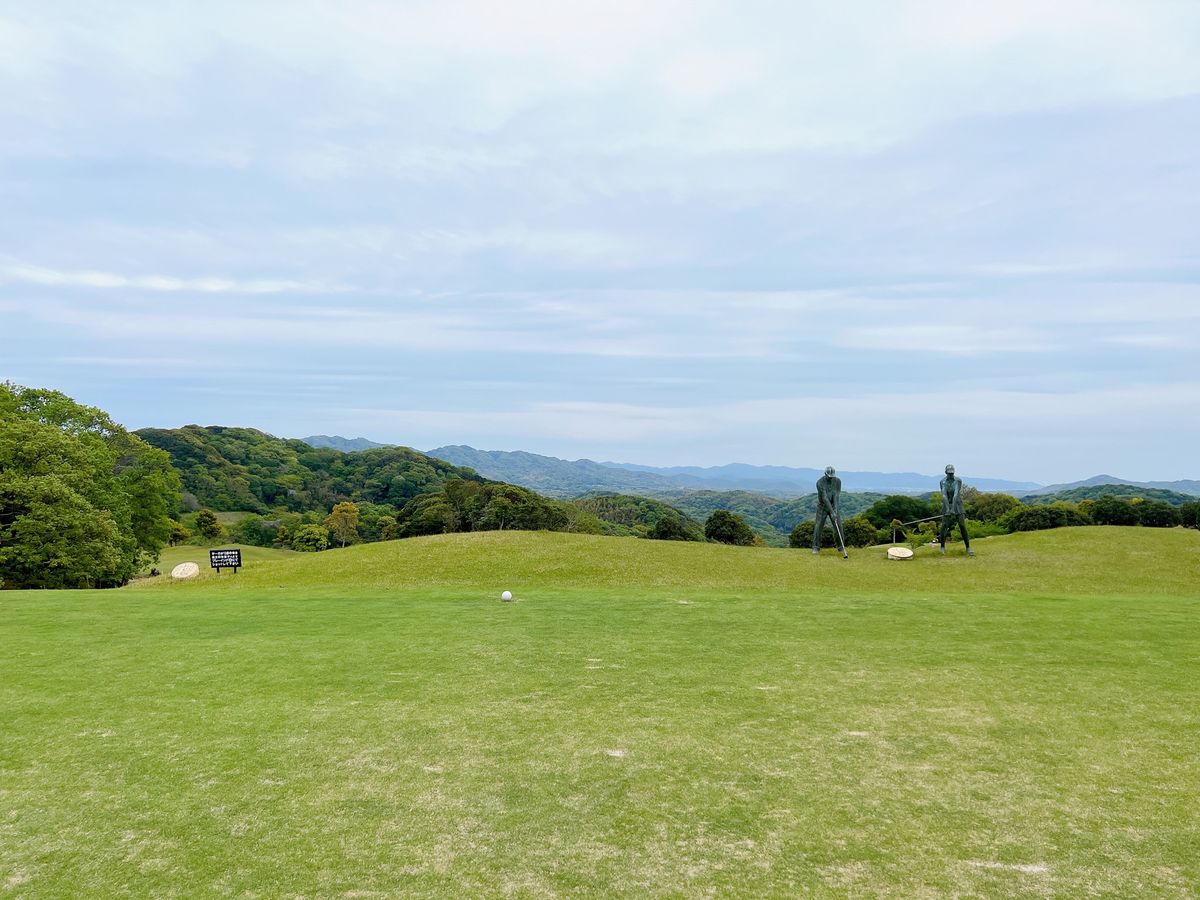 淡路島ゴルフ⛳️
ゴルフ場の名前がゴルフ&アートっていうくらいだから謎のオ...