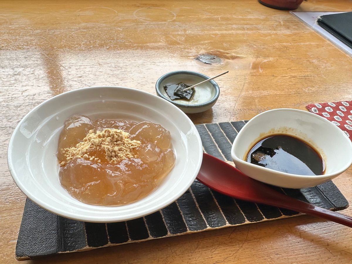 わらび野
景色良い✨
わらび餅がとゅるとゅるで美味しかった🫶
