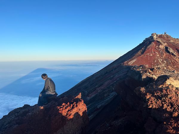 日本・静岡県「富士山登頂」の写真：影富士、剣ヶ峰、御来光、三島岳、雲海