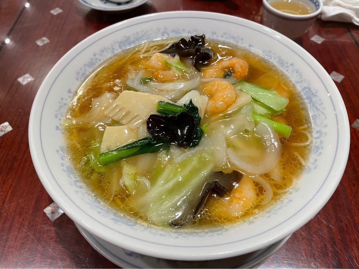 広東料理のお店同發。海老そばと小籠包をいただきました。