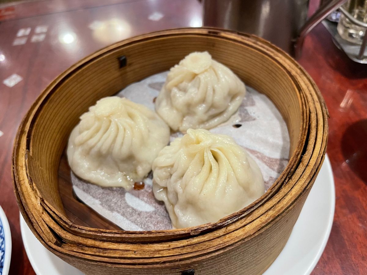 広東料理のお店同發。海老そばと小籠包をいただきました。