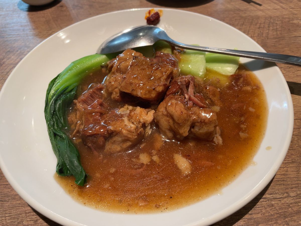 広東家庭料理のお店愛群。この店名物の牛バラの煮込みが美味しかった。