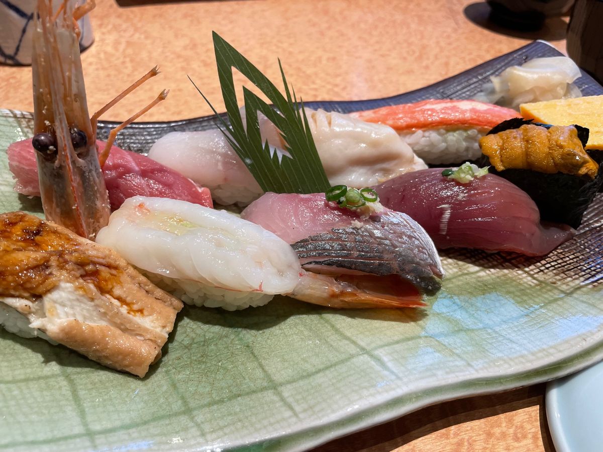 塩竈神社を参拝した後はお昼ご飯。塩竈と言えば寿司ですね。亀喜寿司で季節の握...