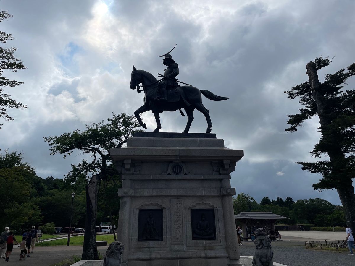 仙台城跡。伊達政宗の騎馬像もありました。ここから見る仙台の街並みはいいですね。