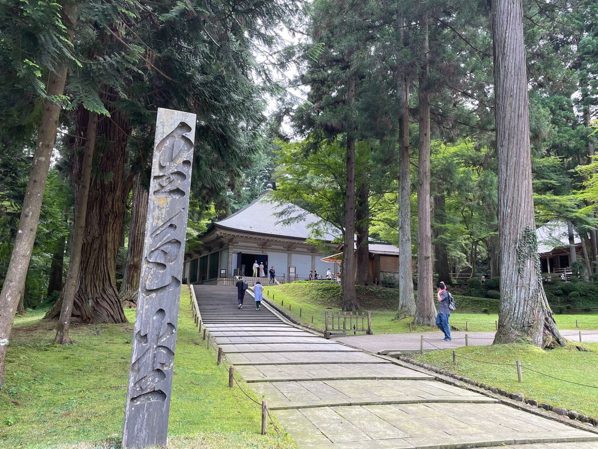 午後は中尊寺へ。駐車場からの登り坂が地味にきつかった。まるで高尾山の一号路...