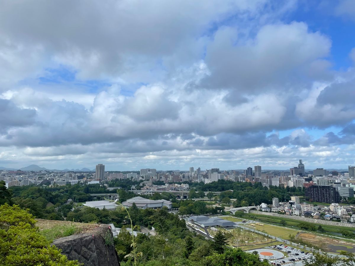 仙台城跡。伊達政宗の騎馬像もありました。ここから見る仙台の街並みはいいですね。