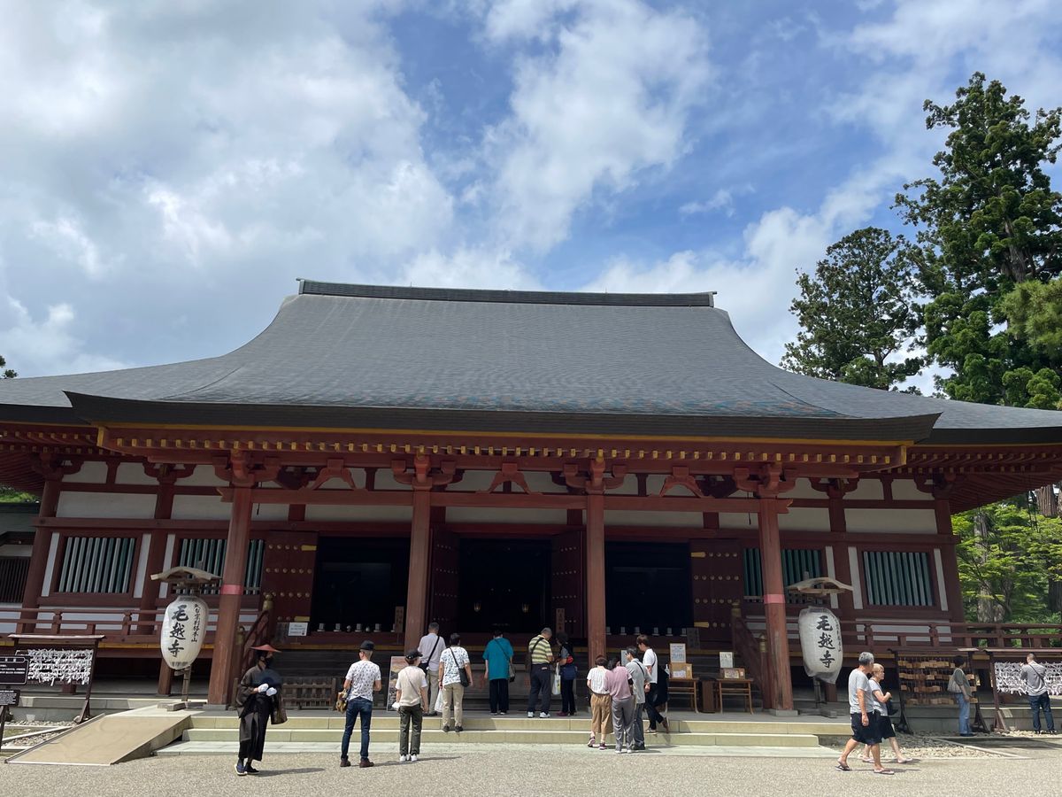 最終日は秋保温泉を出て高速で平泉まで。最初に訪れたのは毛越寺。「もうつうじ...