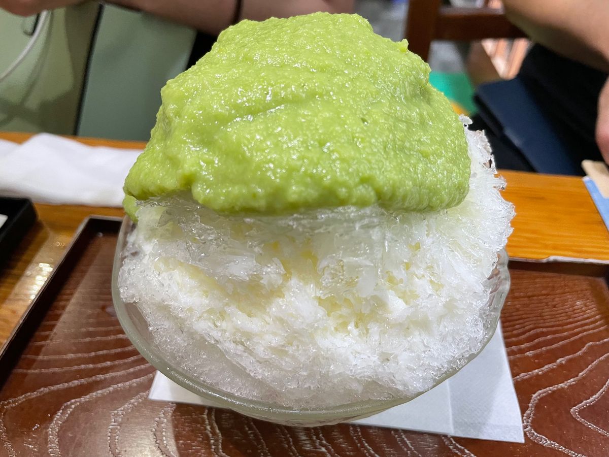 づんだ餅で有名な老舗、村上屋餅店。三色餅とかき氷のづんだミルクをいただきました。