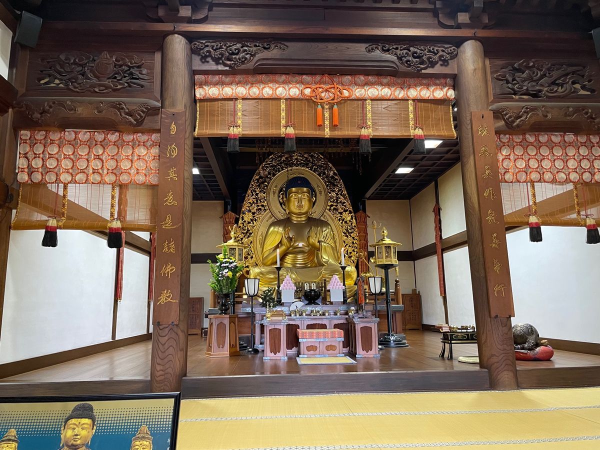 午後は中尊寺へ。駐車場からの登り坂が地味にきつかった。まるで高尾山の一号路...