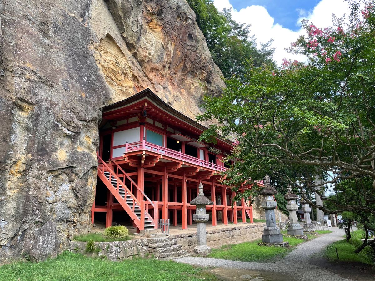 中尊寺から厳美渓に向かう途中で立ち寄った達谷窟毘沙門堂。日本ではなく中国に...