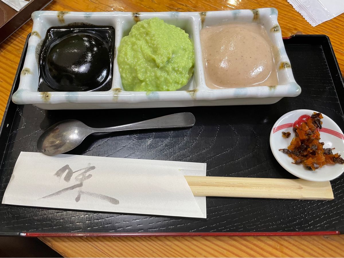 づんだ餅で有名な老舗、村上屋餅店。三色餅とかき氷のづんだミルクをいただきました。