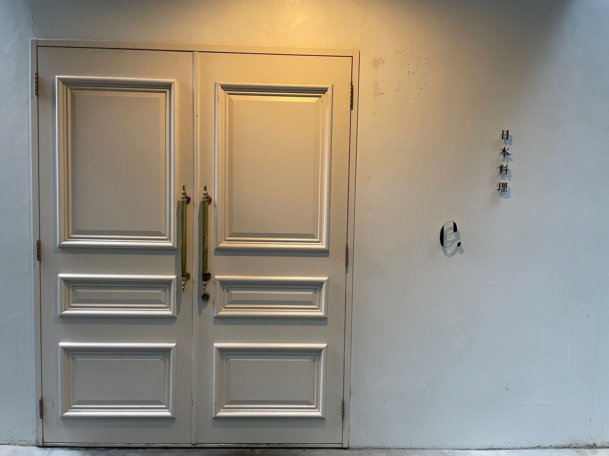 仙台の夜は街中の路地裏にひっそりと佇む隠れ家的なレストラン。雰囲気も良くて...