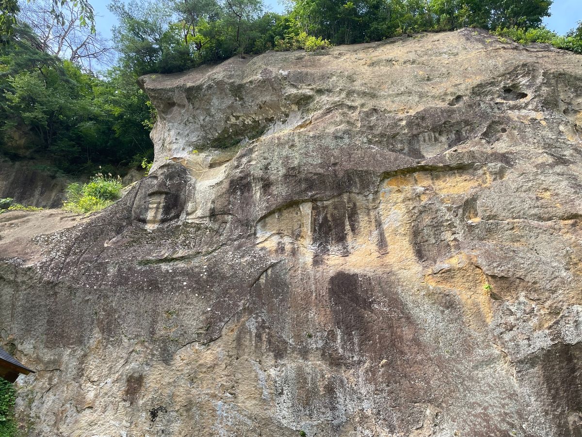 中尊寺から厳美渓に向かう途中で立ち寄った達谷窟毘沙門堂。日本ではなく中国に...