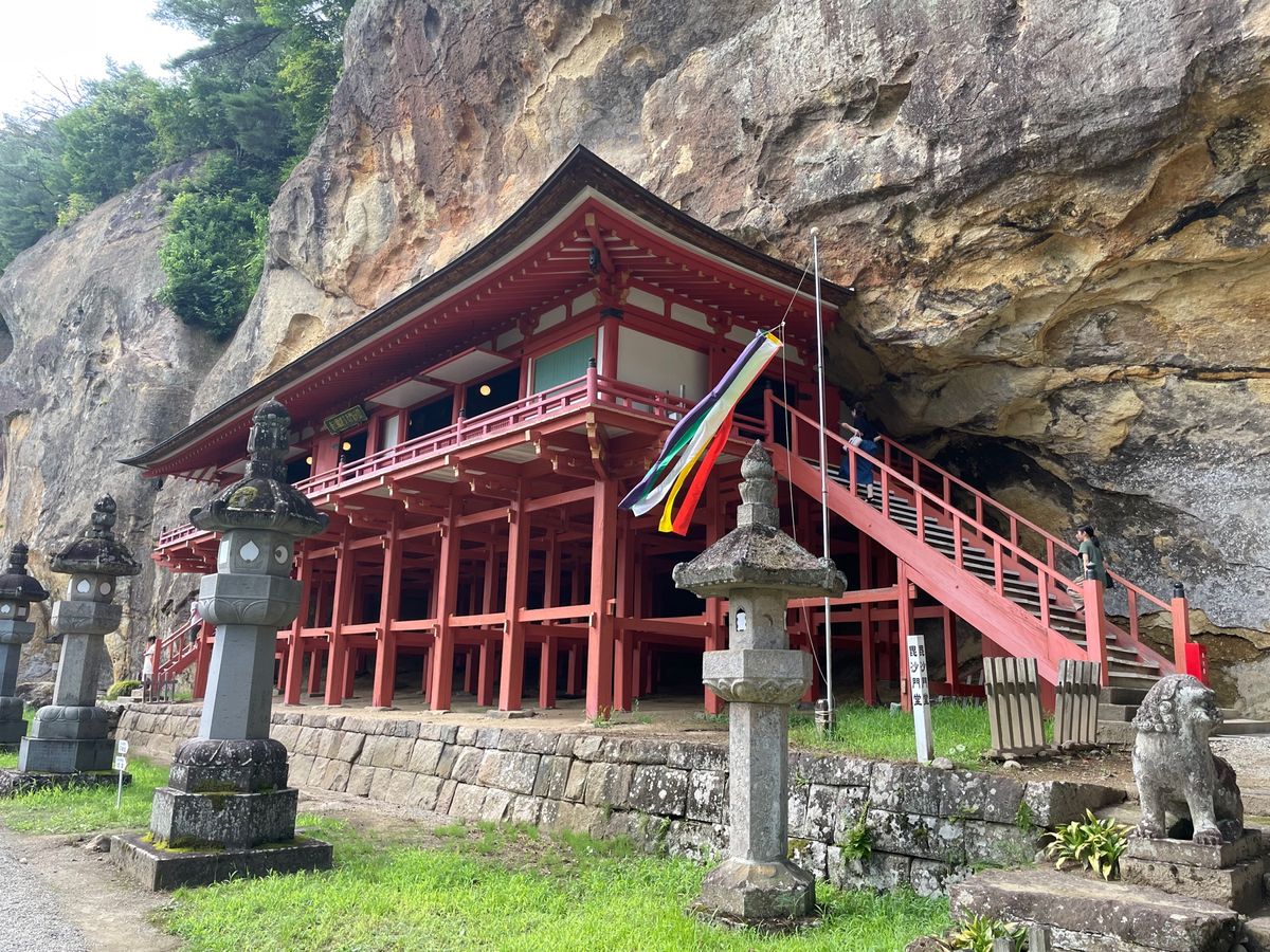 中尊寺から厳美渓に向かう途中で立ち寄った達谷窟毘沙門堂。日本ではなく中国に...