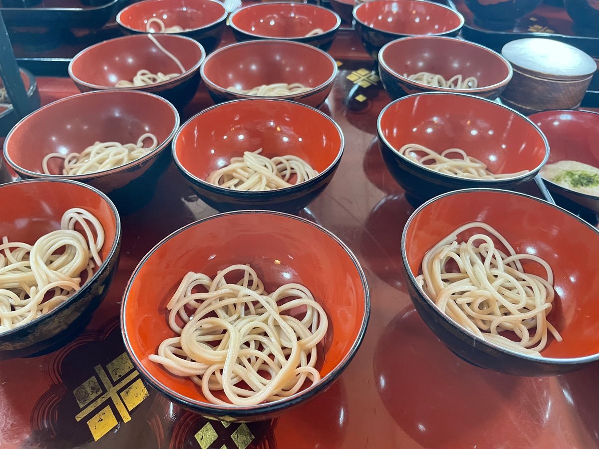 お昼ご飯はわんこ蕎麦。