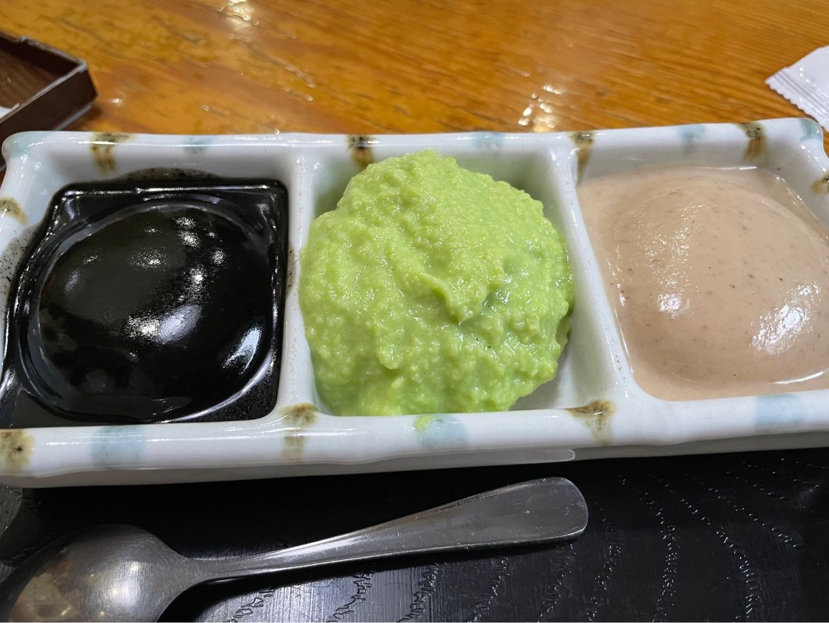 づんだ餅で有名な老舗、村上屋餅店。三色餅とかき氷のづんだミルクをいただきました。