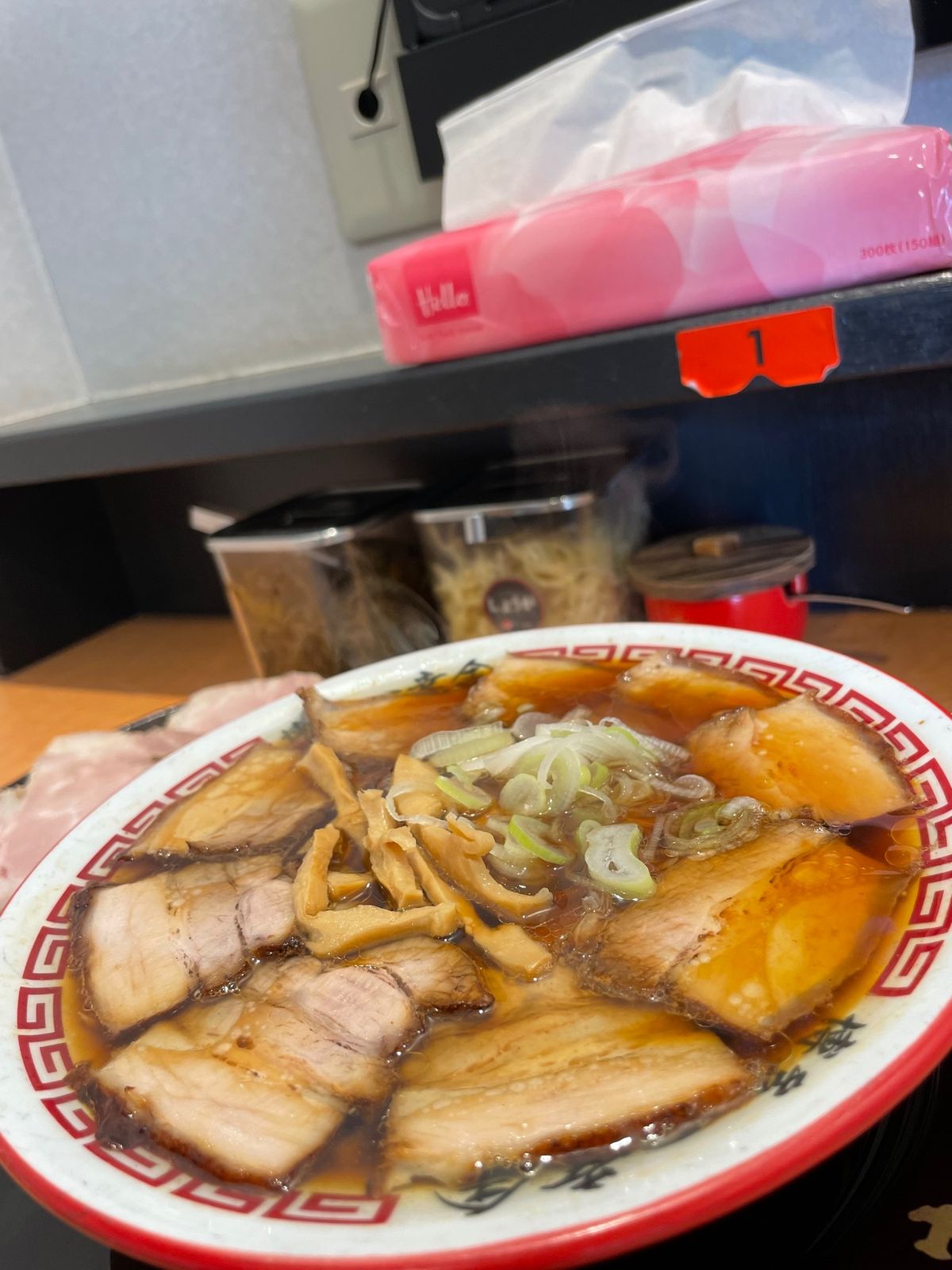 博多一辛舎筑紫口店の店舗限定肉盛中華そばチャーシュートッピング^ - ^
...