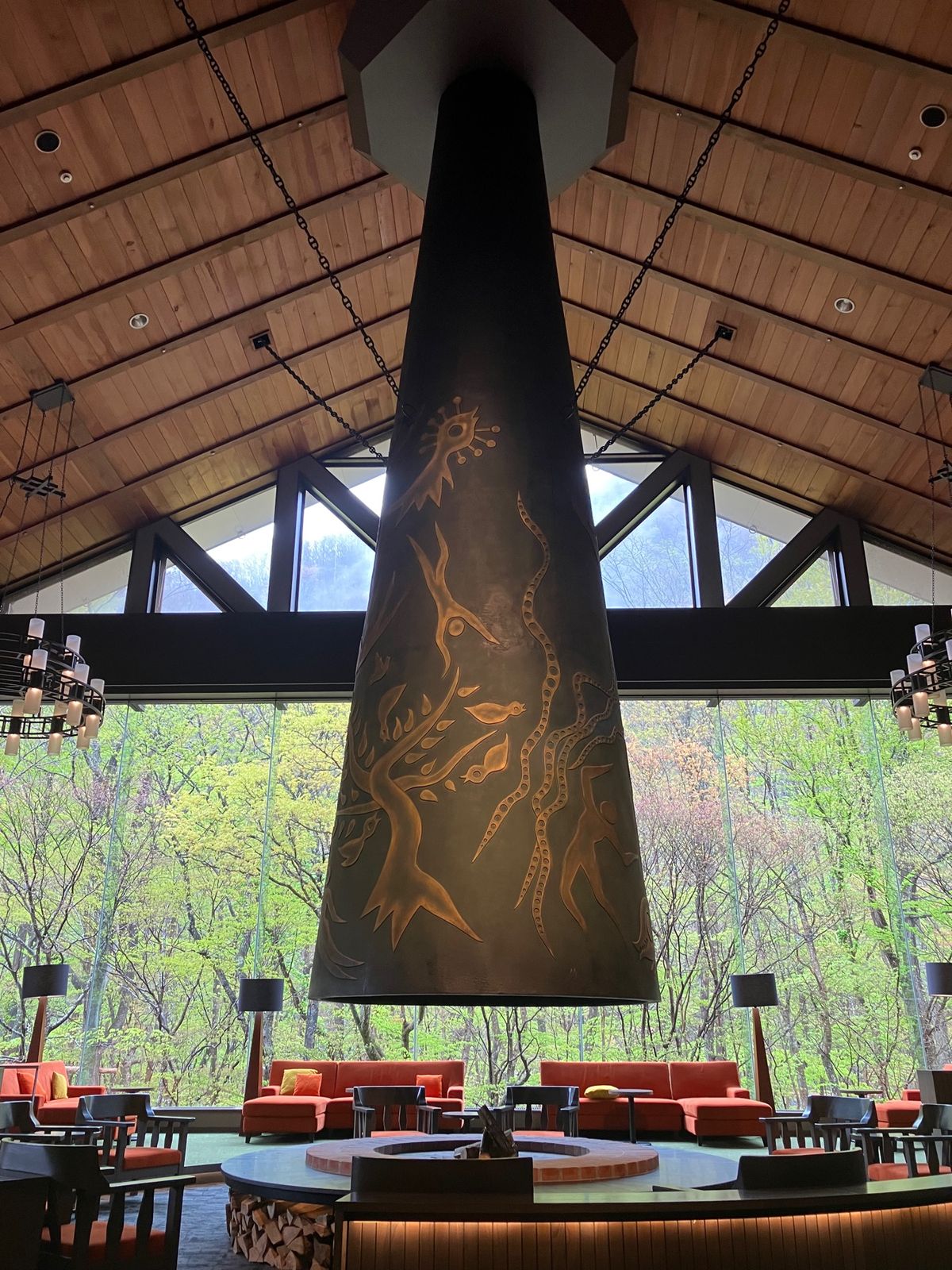 奥入瀬渓谷ホテル。
この暖炉が見たかった。
岡本太郎の作品他にもあって、見...