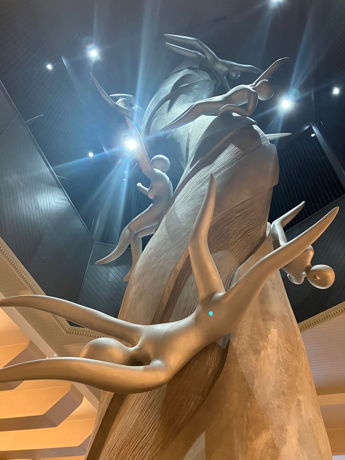 奥入瀬渓谷ホテル。
この暖炉が見たかった。
岡本太郎の作品他にもあって、見...