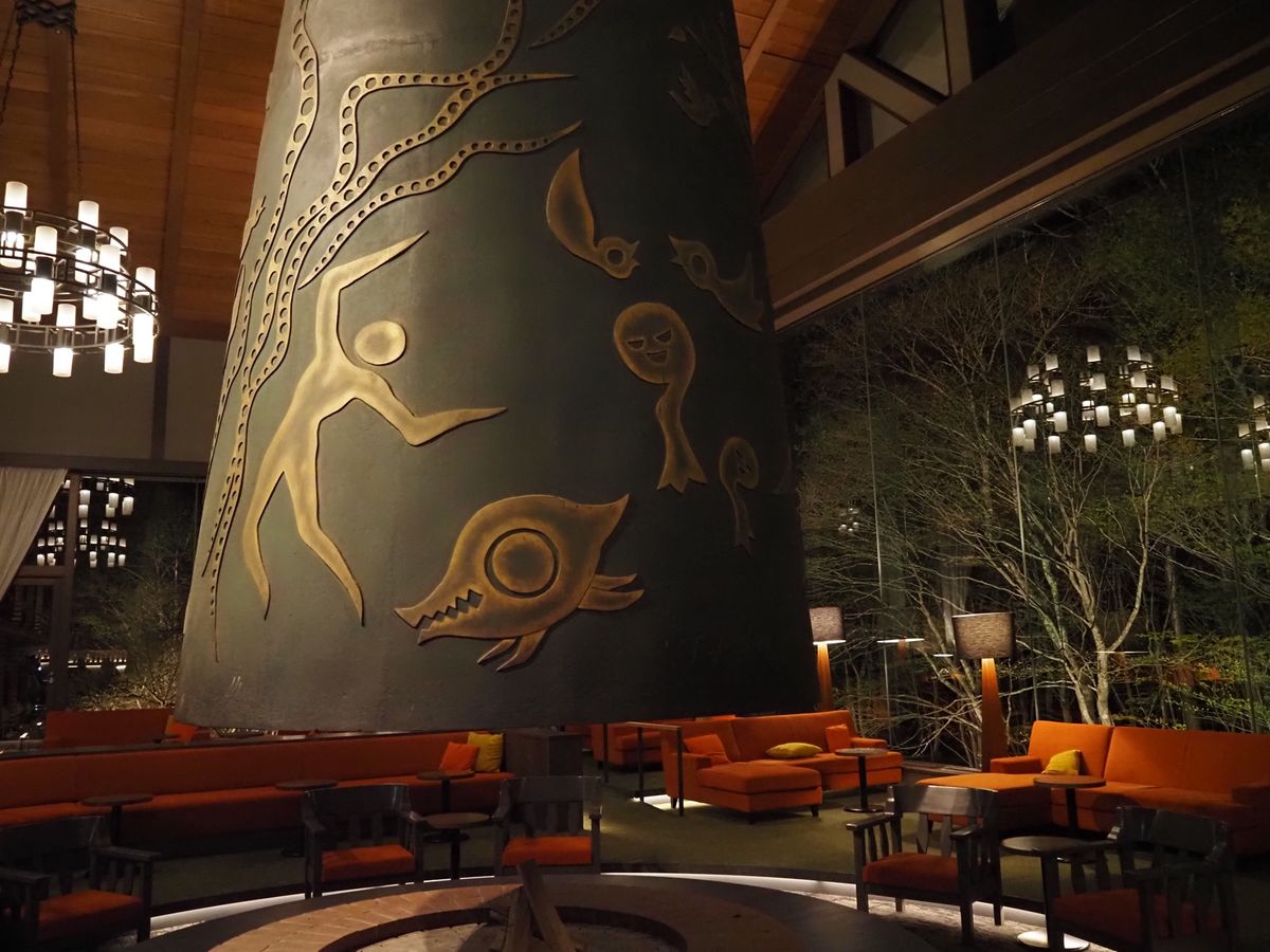 奥入瀬渓谷ホテル。
この暖炉が見たかった。
岡本太郎の作品他にもあって、見...