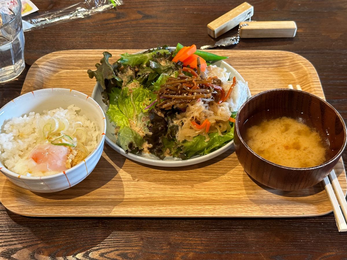 翌朝はかりんの湯で朝食

かりんの湯だと和食ブッフェ。隣のザファームカフェ...