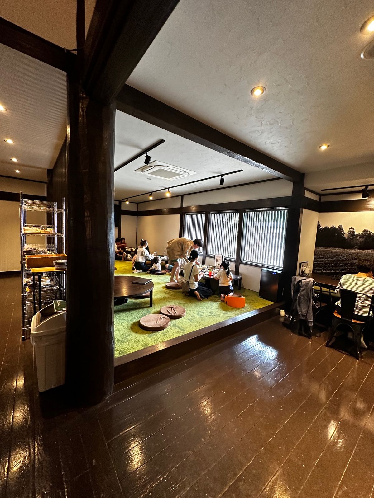 翌朝はかりんの湯で朝食

かりんの湯だと和食ブッフェ。隣のザファームカフェ...