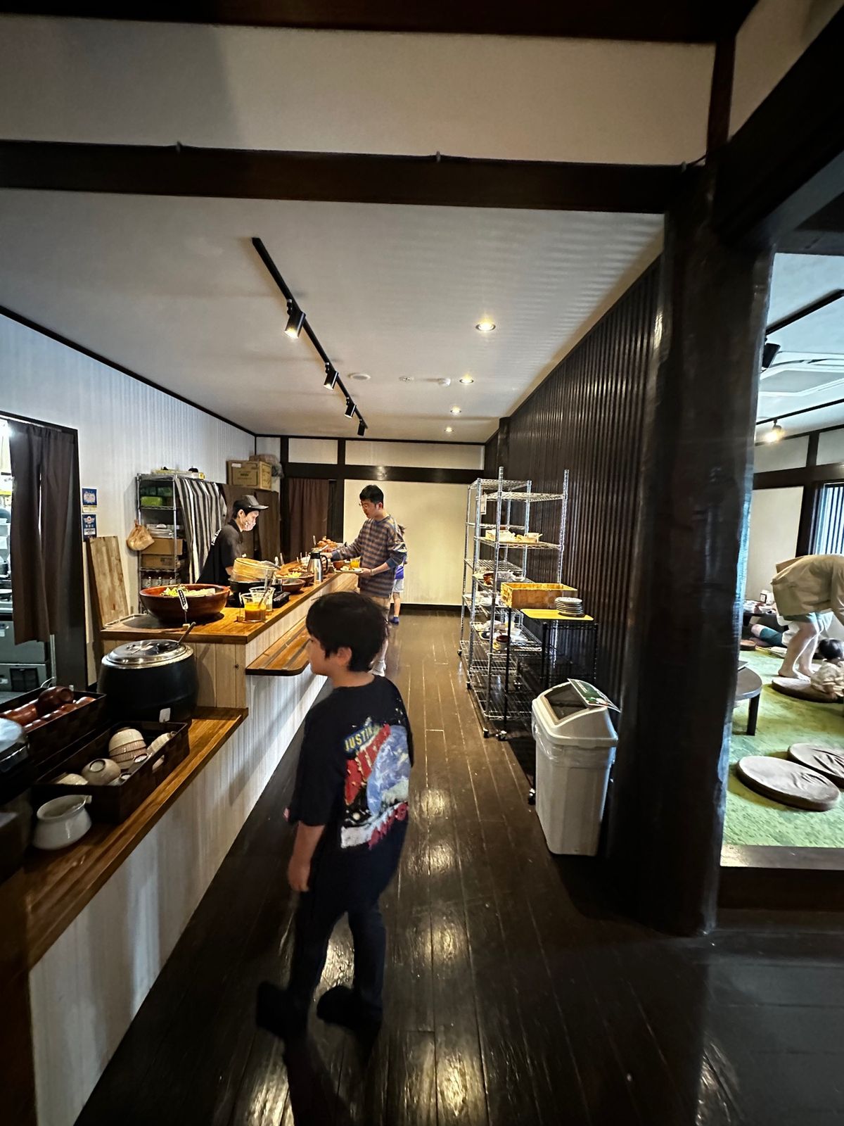 翌朝はかりんの湯で朝食

かりんの湯だと和食ブッフェ。隣のザファームカフェ...