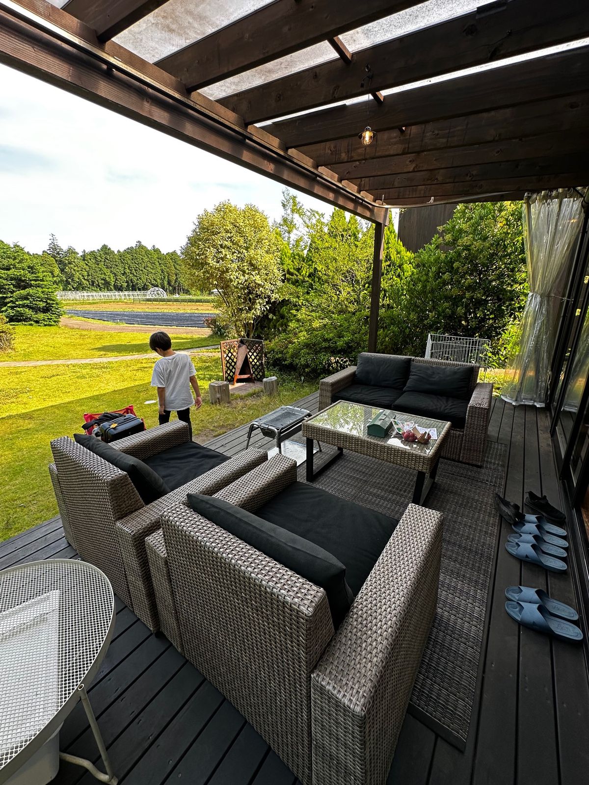 今回はコテージの４号。前回と同じ感じ。3枚目のテラスでBBQをします。テラ...