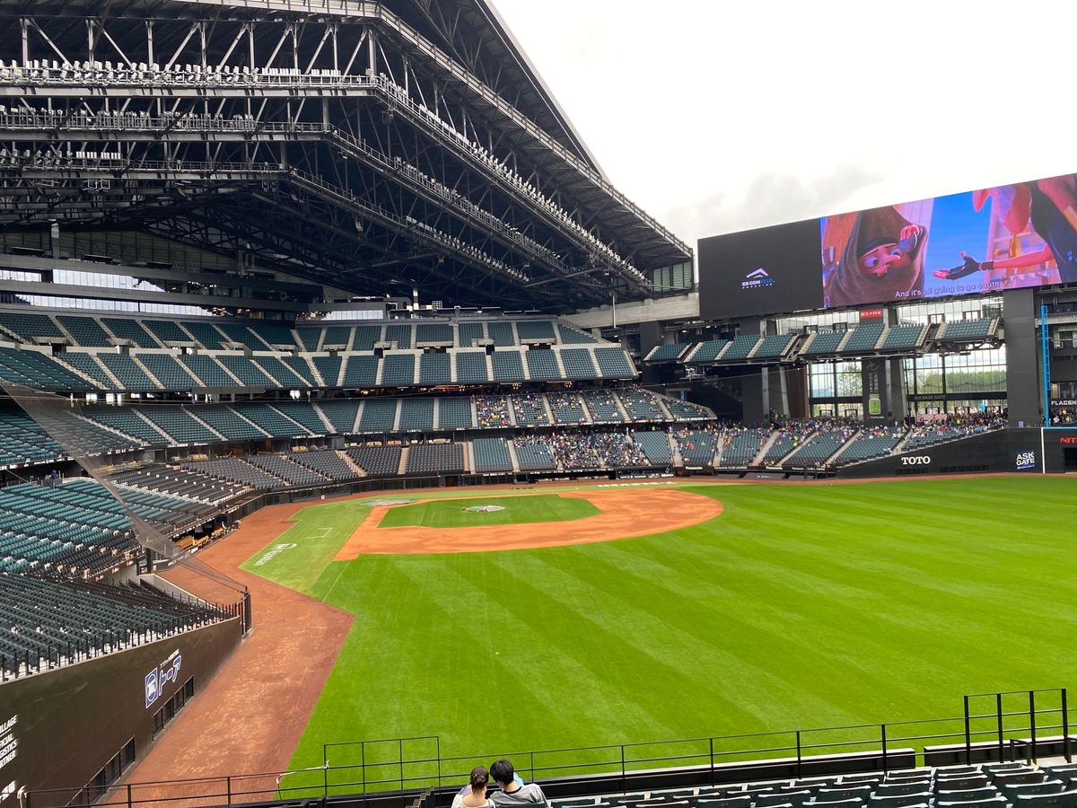 新千歳空港への道中、寄り道してエスコンフィールドへ。
試合のない日でも人は...