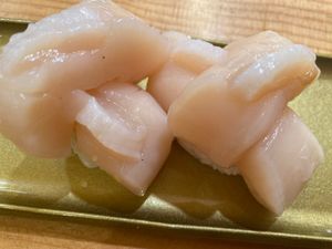 はい、お寿司です。
お寿司を食べないと北海道は始まりません。