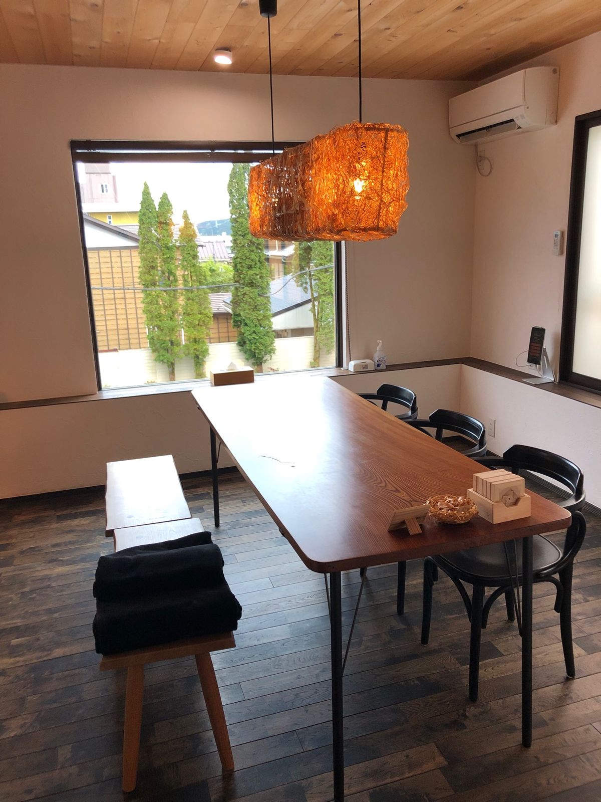 日光駅近くのお宿   【日光松原の宿 而今】
一棟貸しで広くて、木の温もり...