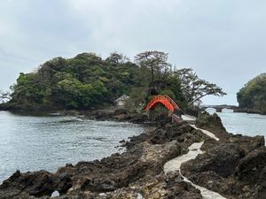 矢島、経島でタライ舟に乗る