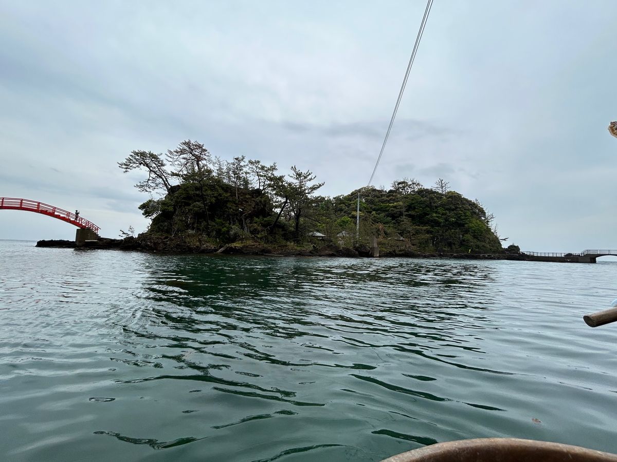 矢島、経島でタライ舟に乗る