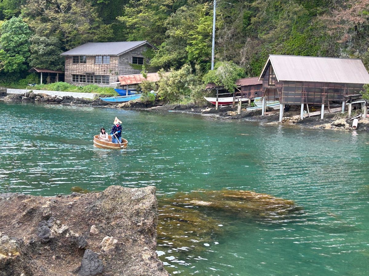 矢島、経島でタライ舟に乗る