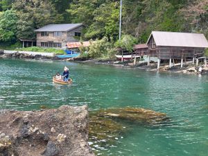 矢島、経島でタライ舟に乗る