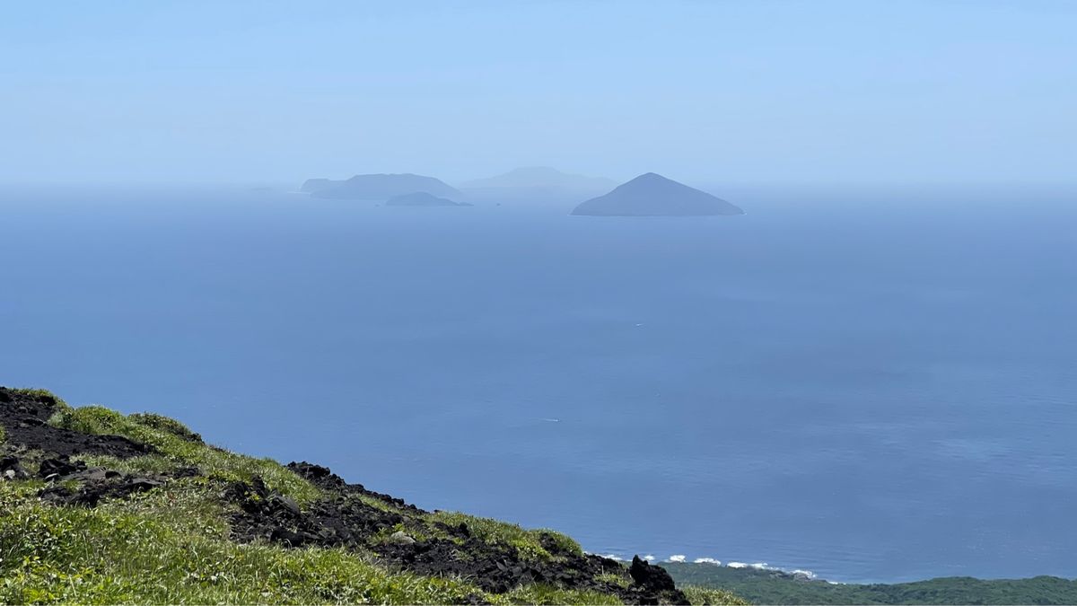 島に到着するときに見えた海越しの富士山に興奮！
三原山の黒い砂漠を登り、高...