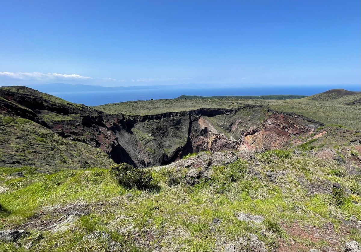 島に到着するときに見えた海越しの富士山に興奮！
三原山の黒い砂漠を登り、高...