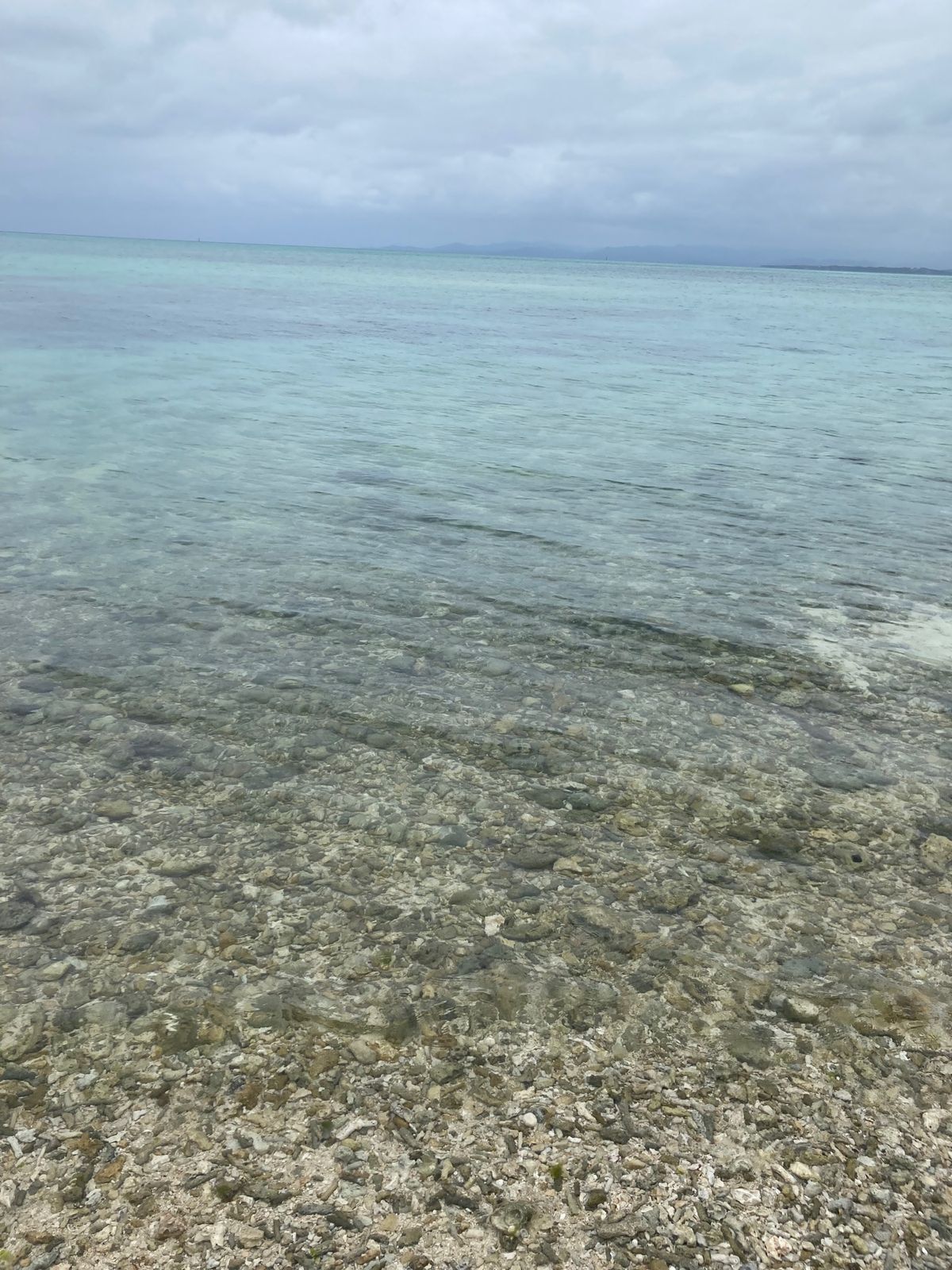 竹富島でサイクリングしました。
天気はギリギリ雨が降ってないけど、今にも降...