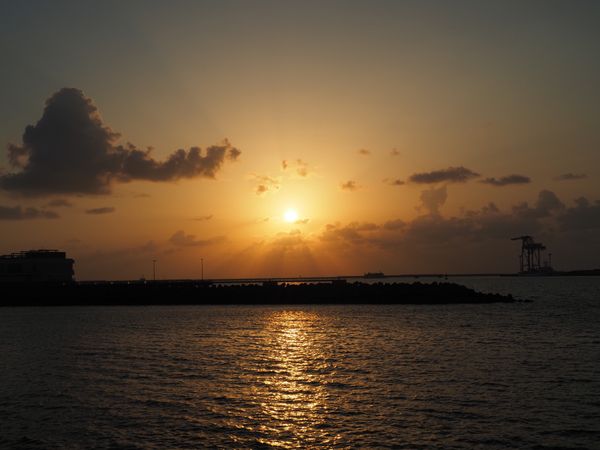日本・竹富島「沖縄旅行（石垣島と竹富島と本島の旅）」の写真：アンテルーム那覇からみたサンセット。
め...