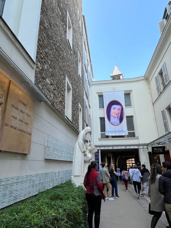 フランス・パリ「PAR✈︎」の写真：Chapelle Notre-Dame ...