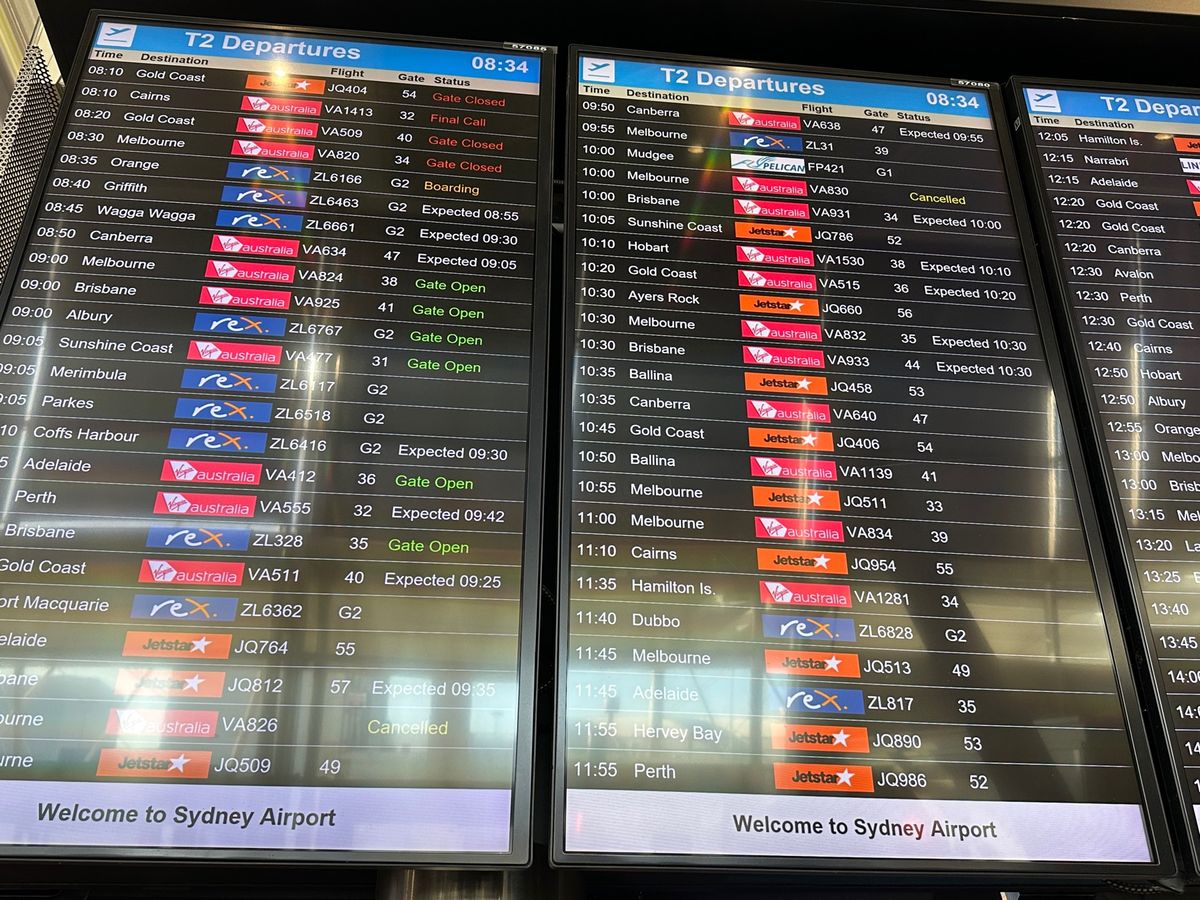 8/10-11
JAL夜便でシドニー、ローカル便でエアーズロック空港へ
人...