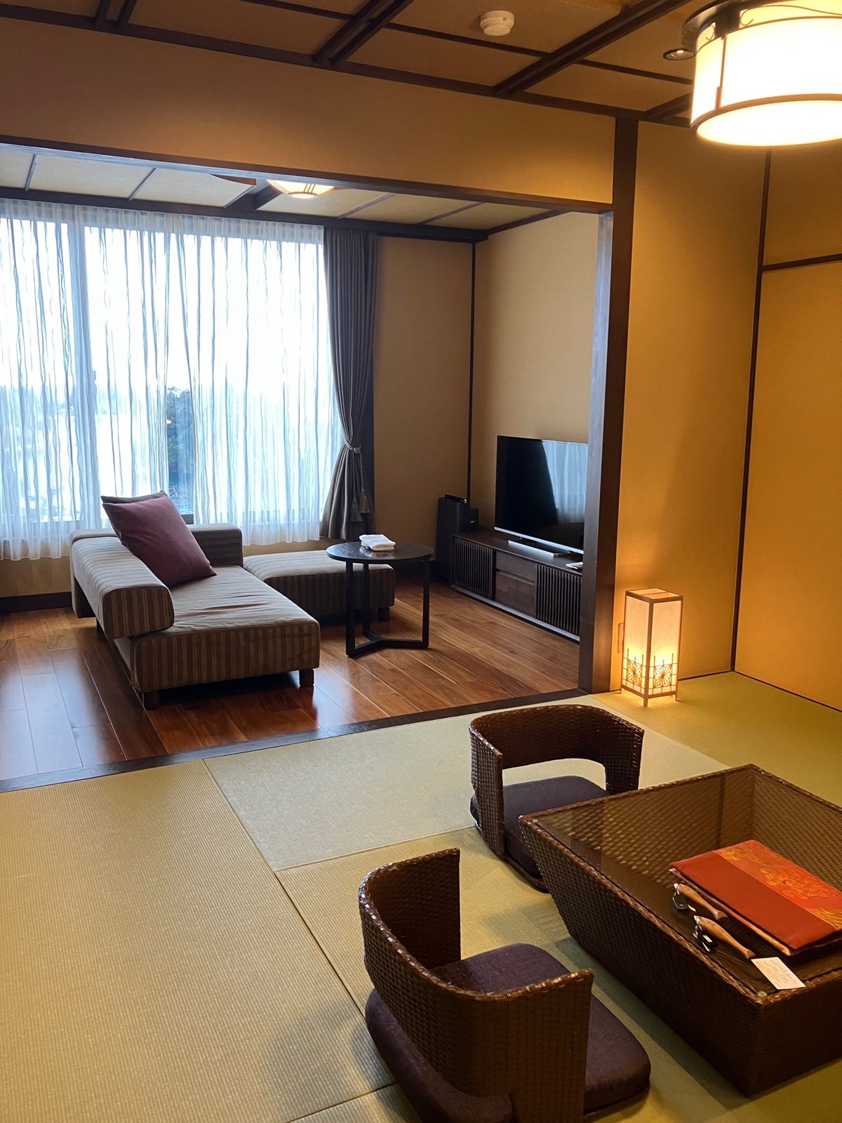 今回のお部屋はこんな感じ。
冷蔵庫にはフルーツ盛りもあって豪華〜♡