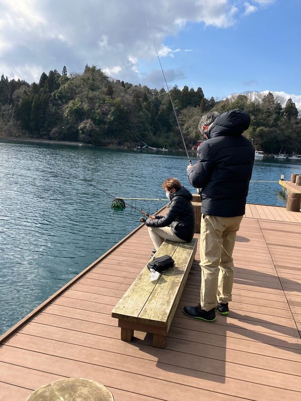 日本・石川県「石川県（能登の旅）」の写真：釣り風景。
九十九湾にかかる釣り桟橋で釣...