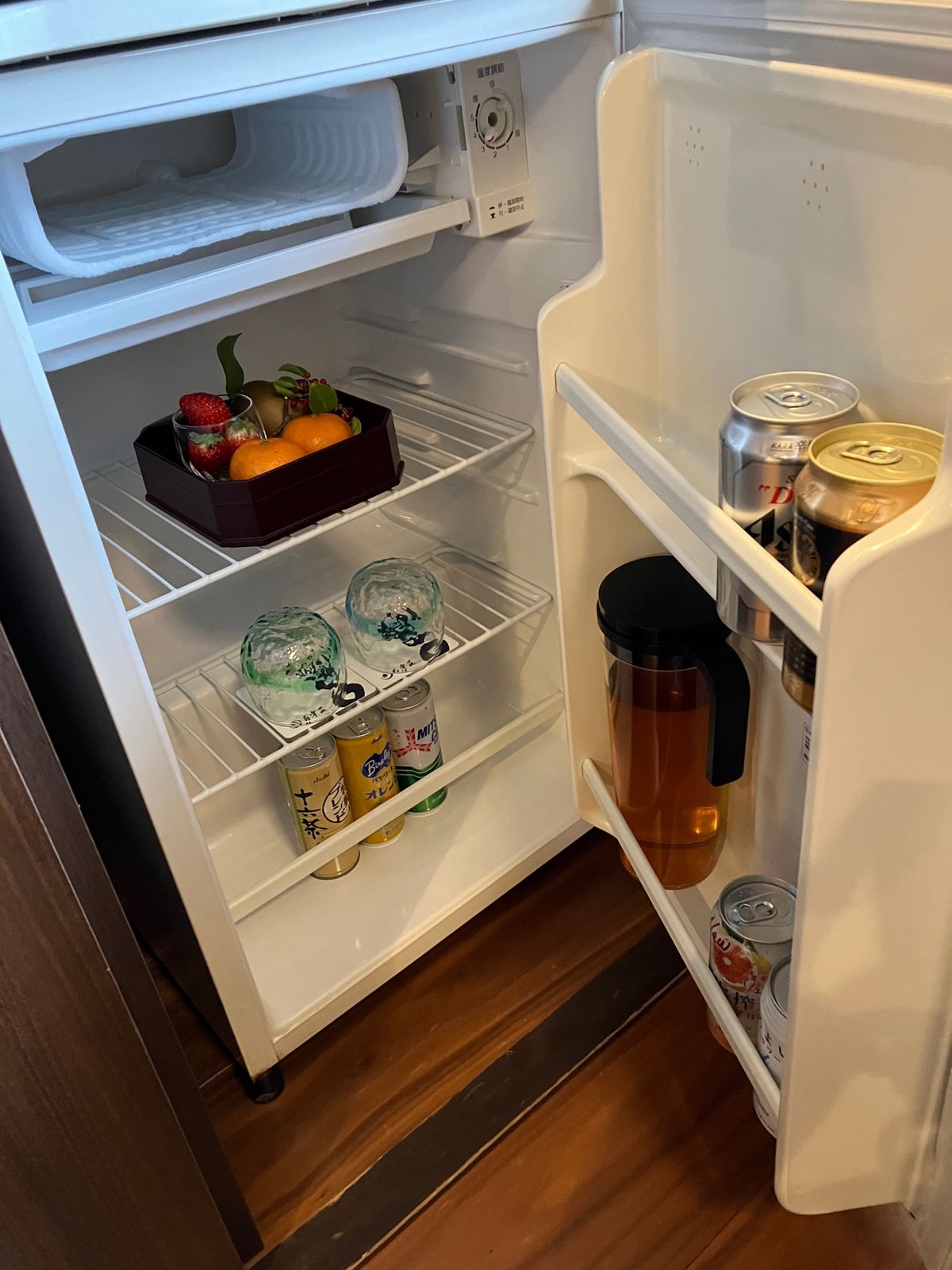 今回のお部屋はこんな感じ。
冷蔵庫にはフルーツ盛りもあって豪華〜♡