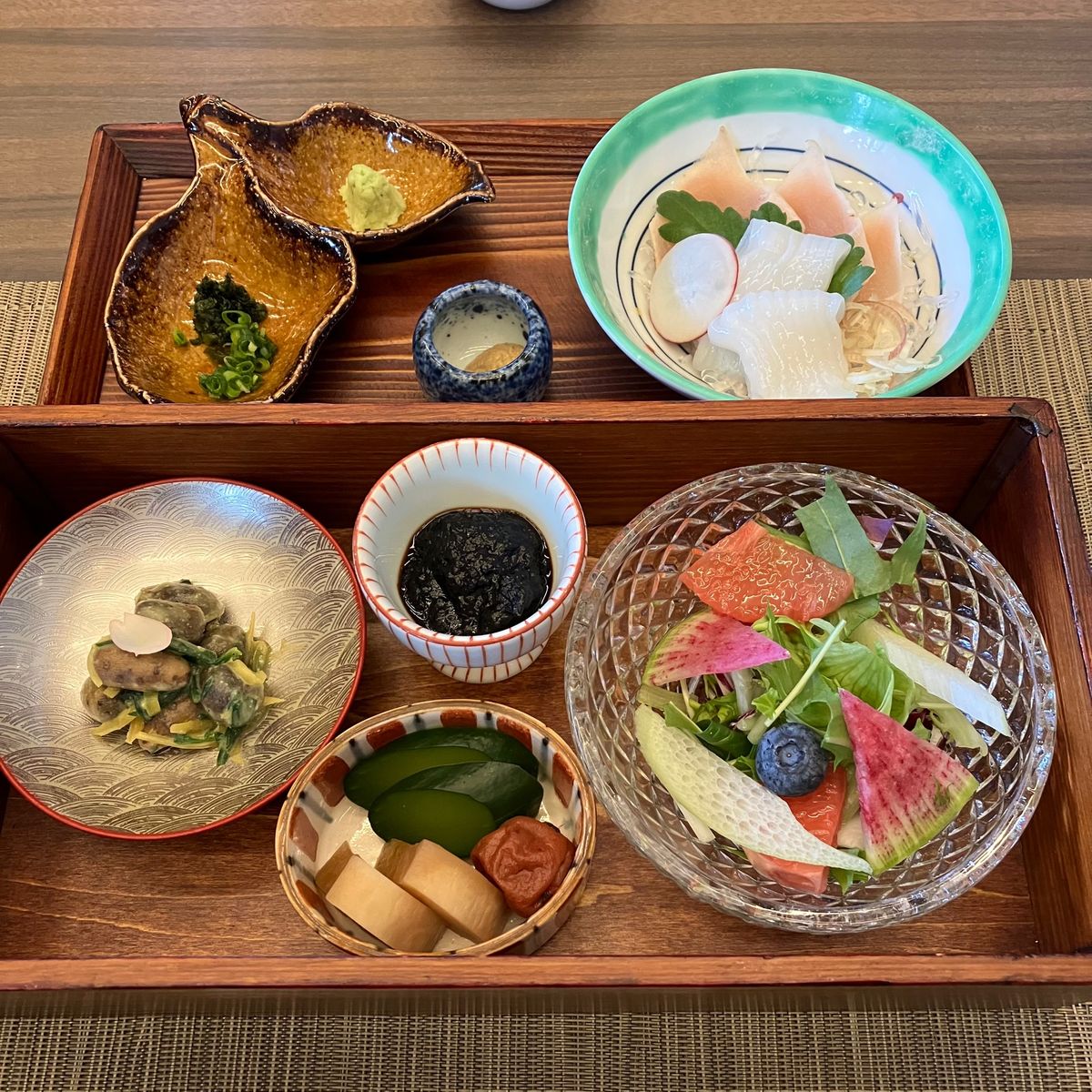 ごはん。
夜ごはんと朝ごはん。
特にお刺身が楽しみです♡
北陸の魚最高🐟