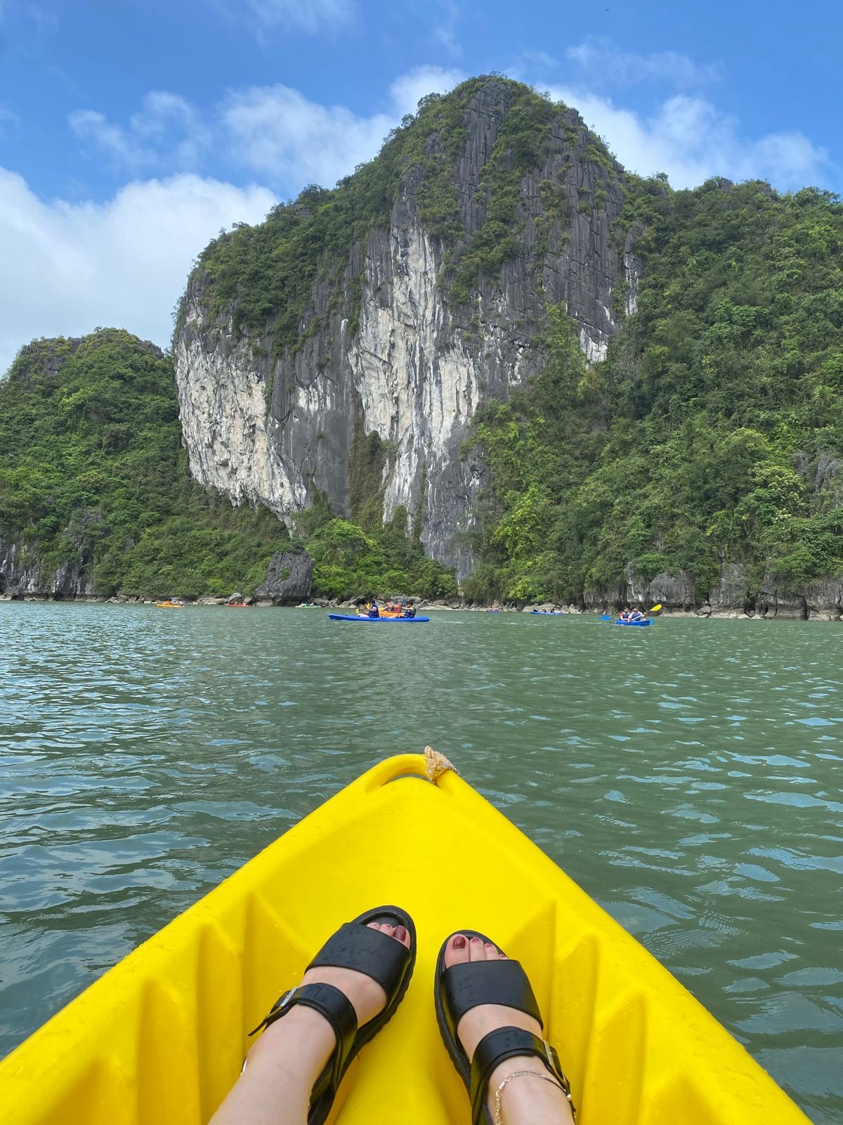 市場、ナイトマーケットで買い物。
ハロン湾ツアー、トレインストリートで電車...