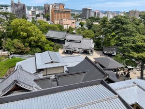戦国時代に徳川家の拠点となった城、岡崎城へ。天守からの眺めは絶景です。